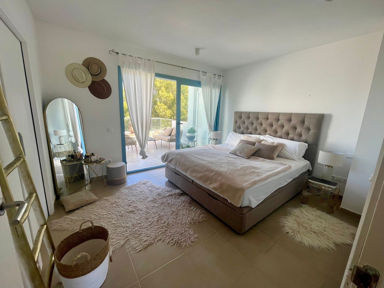 Resa estates ibiza huis huren cala tarida masterbedroom.jpg